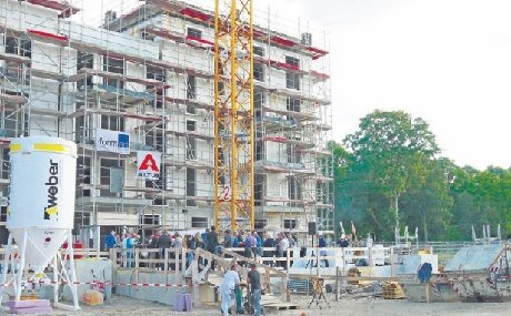 Der Rohbau ist fertig, die insgesamt 52 Neubauwohnungen in der Richardstraße Ecke Uferstraße nehmen mehr und mehr Gestalt an