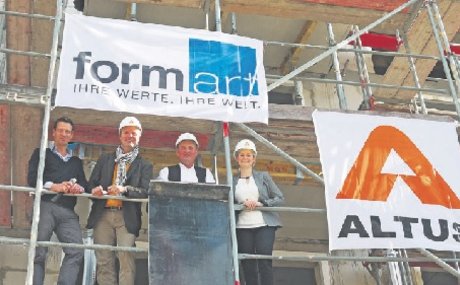 Strahlende Gesichter nach vollendeter Richt-Zeremonie: Jens-Michael Jansen, Projektleiter formart Niederlassung Nord, Toralf Techel, Geschäftsführer Altus Bau, Eberhardt Oesterreich, Polier Altus Bau und Maren Christensen, Bauleiterin Altus Bau (v.l.n.r.)